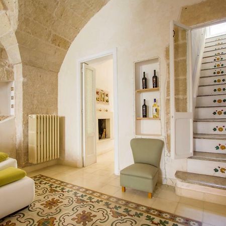 Explore The Historic City On Foot From An Old Town House Лече Екстериор снимка