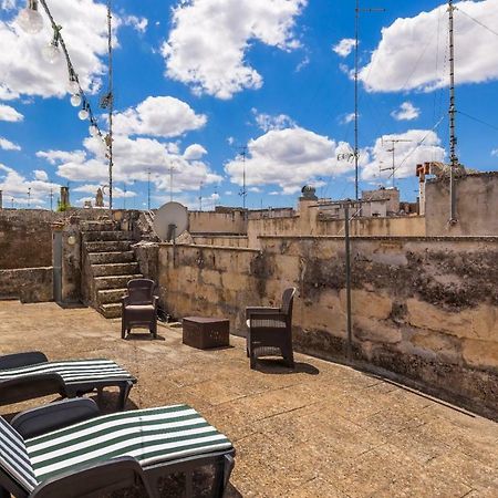 Explore The Historic City On Foot From An Old Town House Лече Екстериор снимка