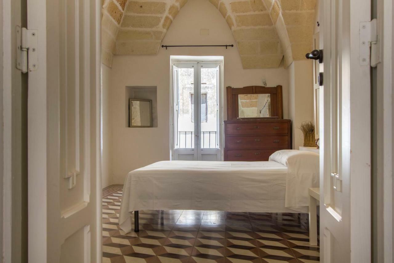 Explore The Historic City On Foot From An Old Town House Лече Екстериор снимка