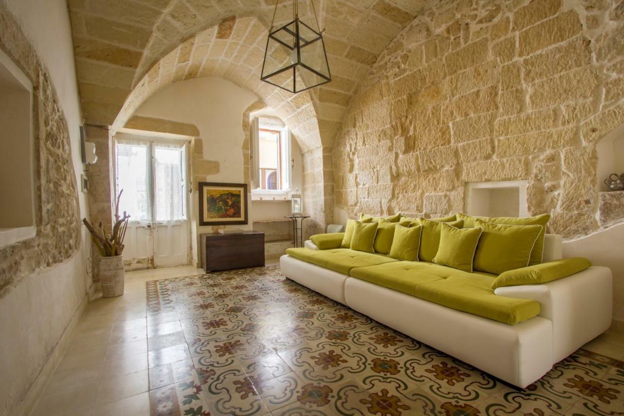 Explore The Historic City On Foot From An Old Town House Лече Екстериор снимка