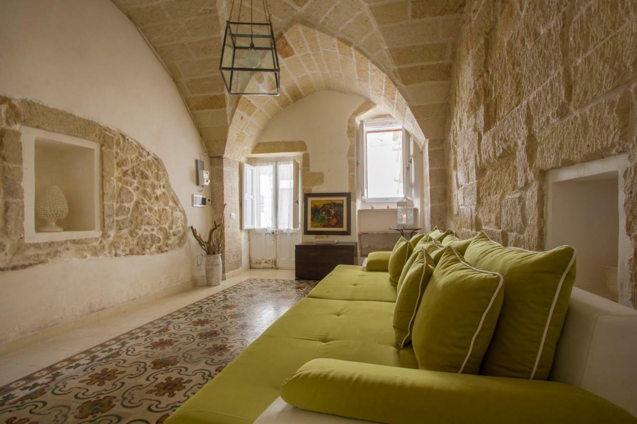 Explore The Historic City On Foot From An Old Town House Лече Екстериор снимка
