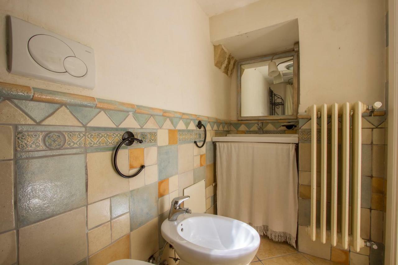 Explore The Historic City On Foot From An Old Town House Лече Екстериор снимка