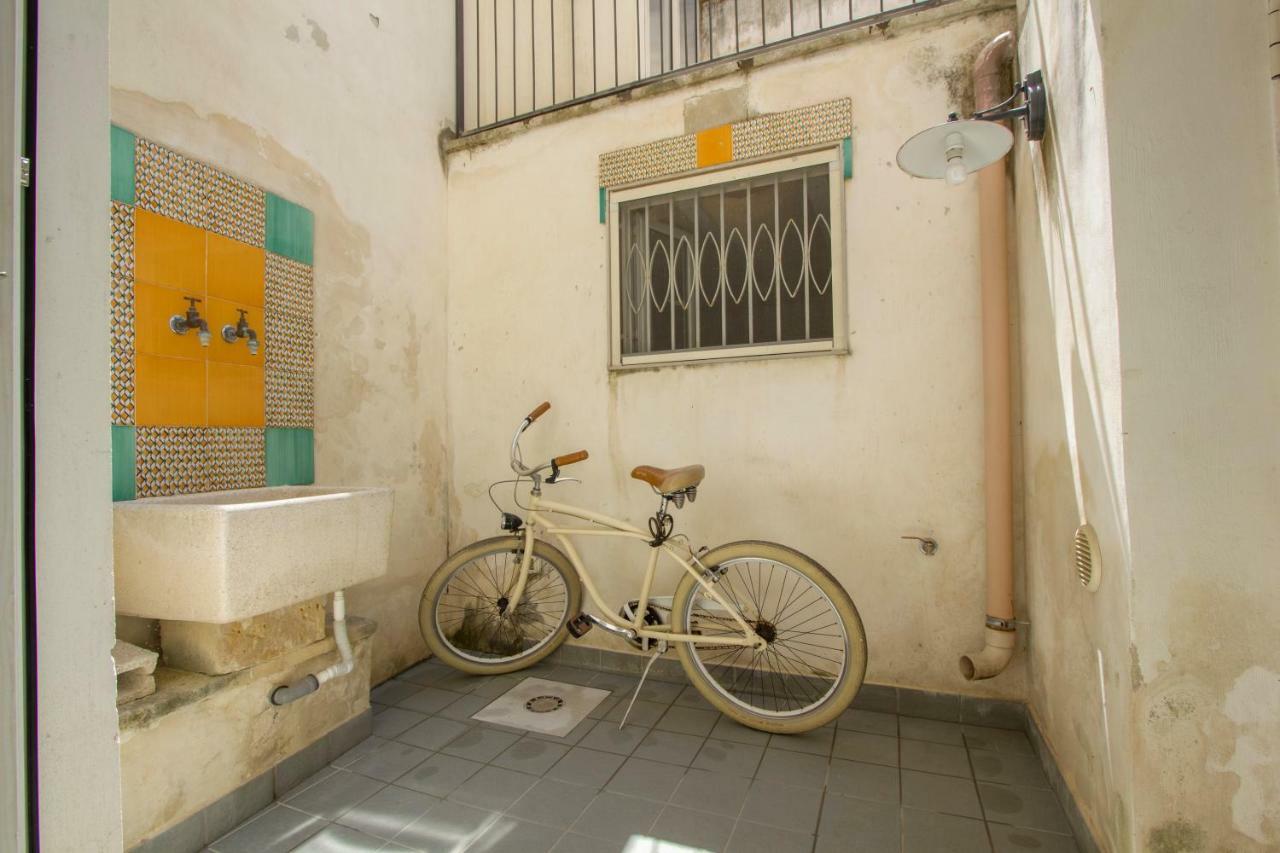 Explore The Historic City On Foot From An Old Town House Лече Екстериор снимка