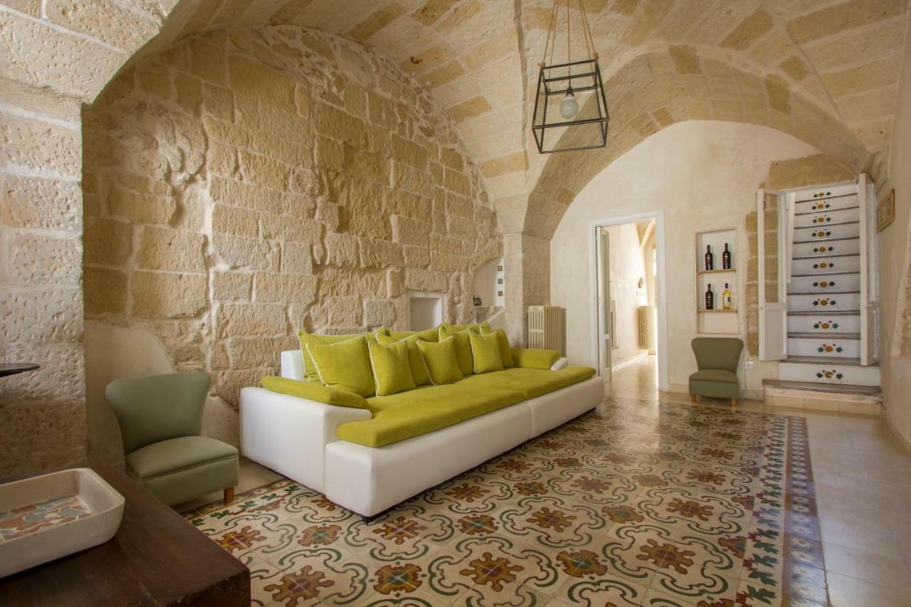 Explore The Historic City On Foot From An Old Town House Лече Екстериор снимка
