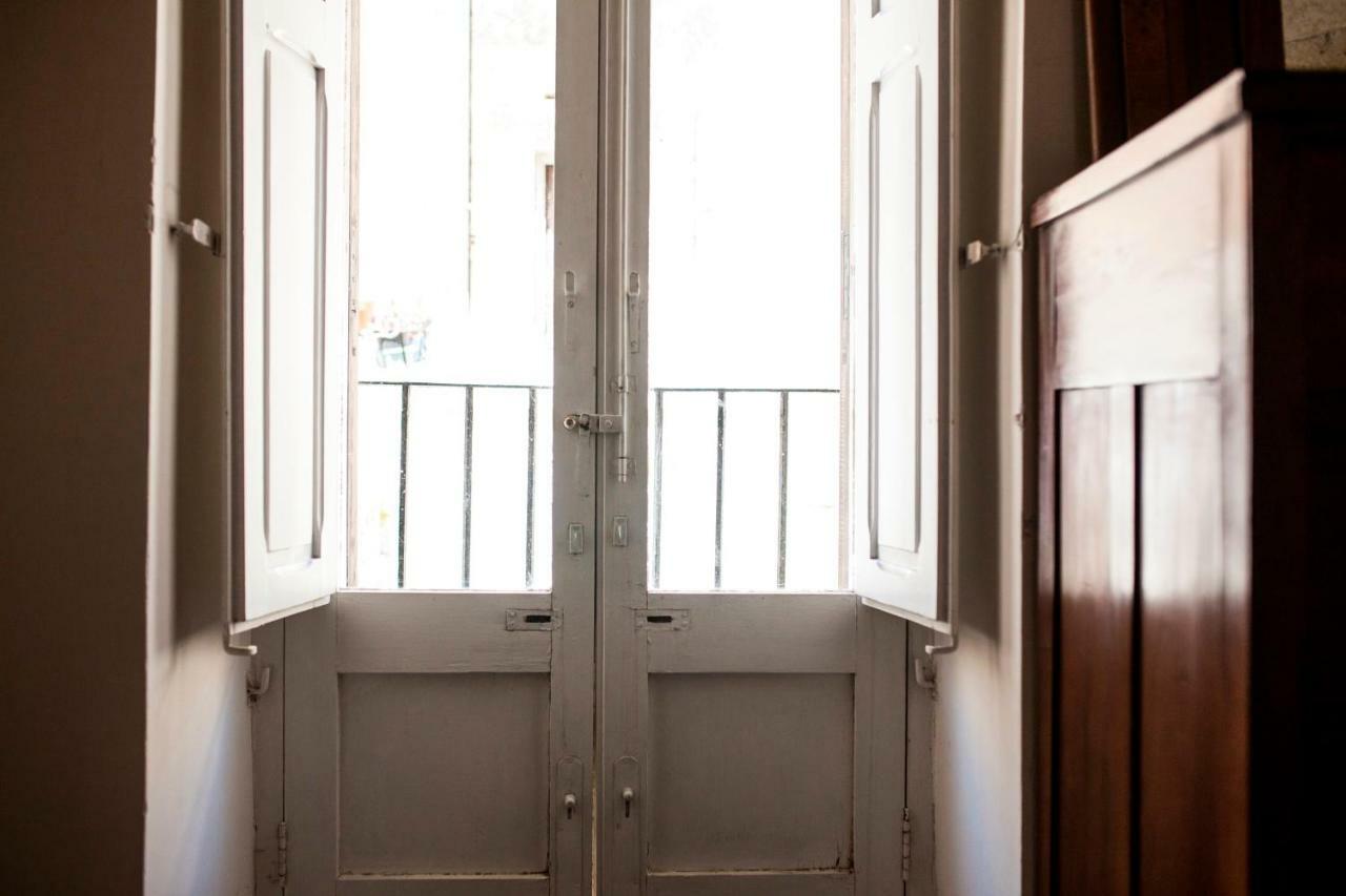 Explore The Historic City On Foot From An Old Town House Лече Екстериор снимка