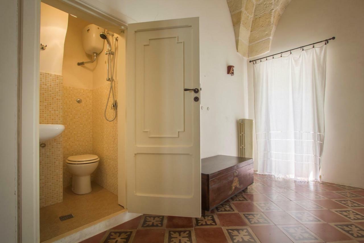 Explore The Historic City On Foot From An Old Town House Лече Екстериор снимка
