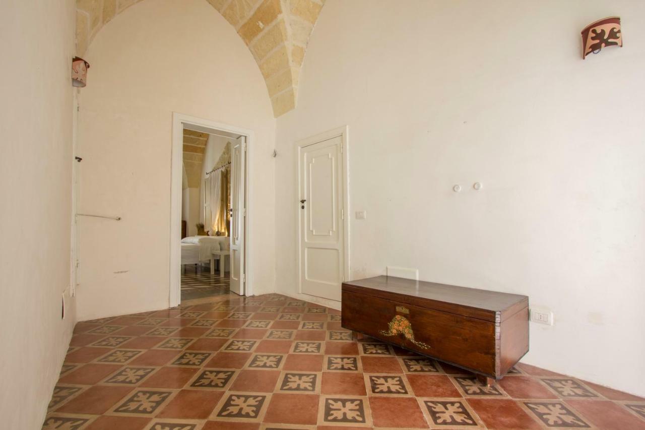 Explore The Historic City On Foot From An Old Town House Лече Екстериор снимка