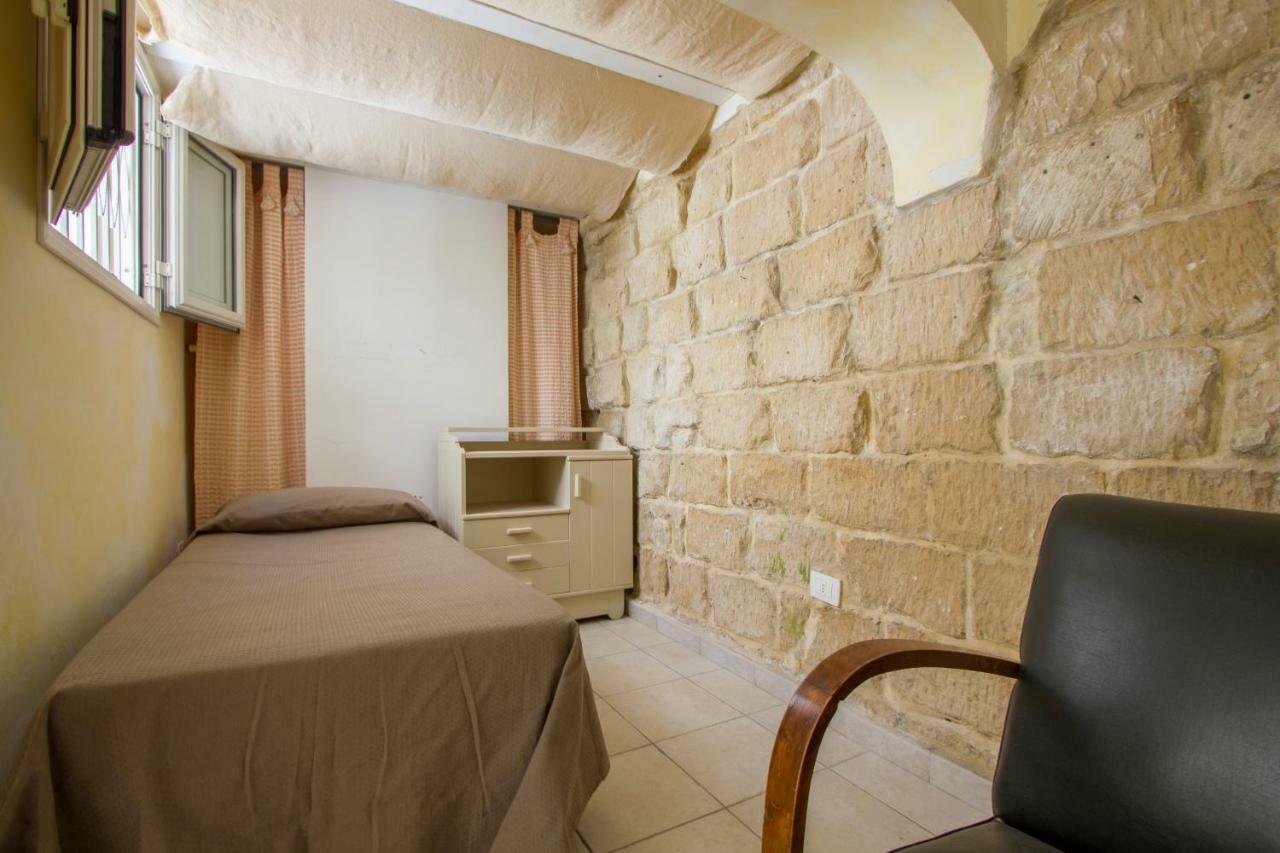 Explore The Historic City On Foot From An Old Town House Лече Екстериор снимка
