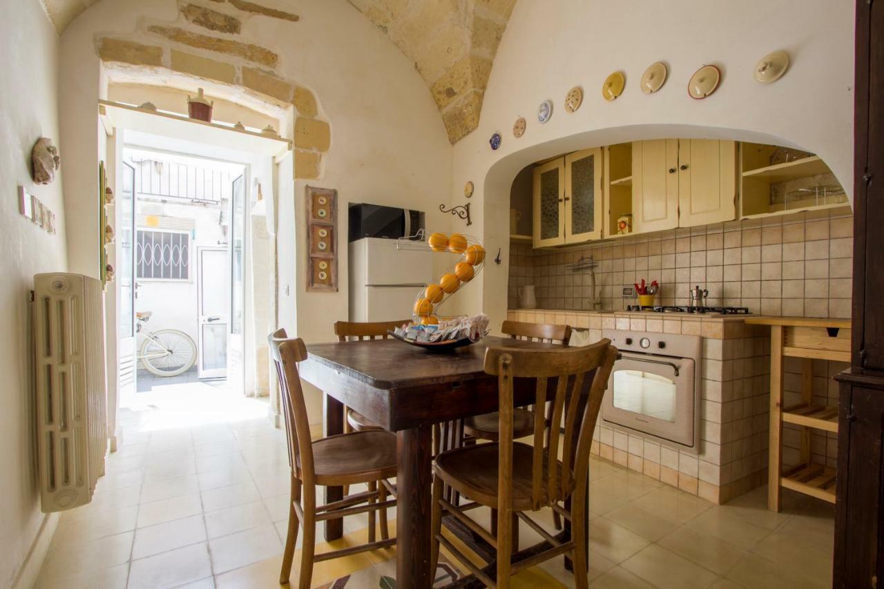Explore The Historic City On Foot From An Old Town House Лече Екстериор снимка