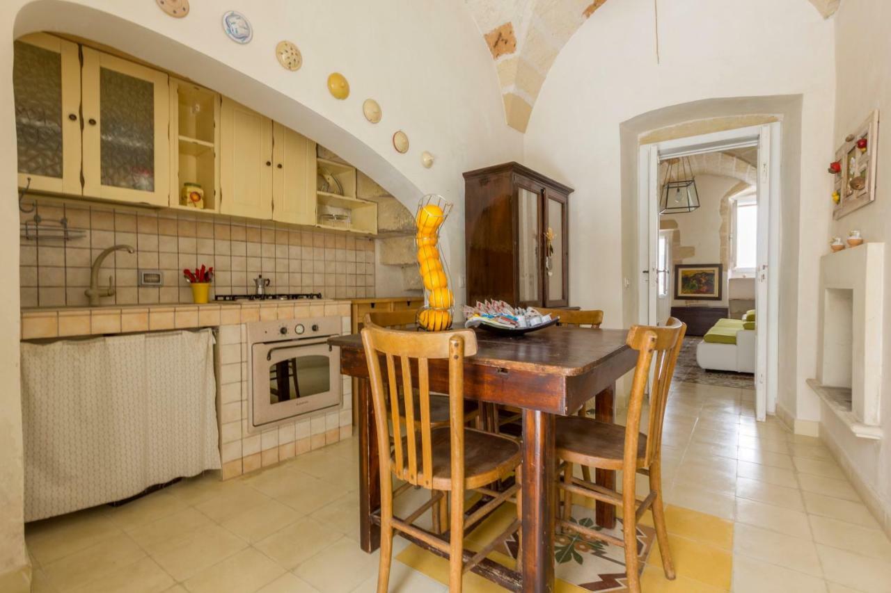 Explore The Historic City On Foot From An Old Town House Лече Екстериор снимка