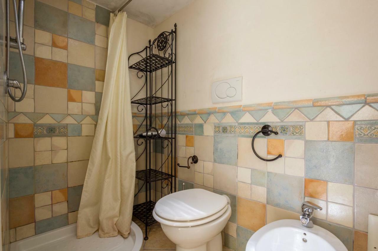 Explore The Historic City On Foot From An Old Town House Лече Екстериор снимка
